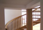 Dubové schody vinuté kolem středového sloupu
