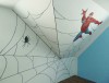 spiderman na zdi v dětském pokoji